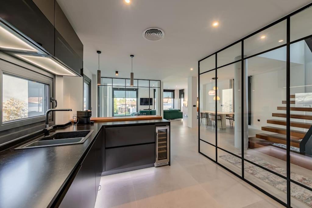 Villa Con Piscina Privada Хельвес Экстерьер фото